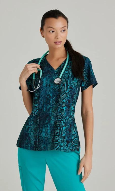 Zdravotnické oblečení - Dámské zdravotnické haleny - Scrub zdravotnická top s hadím potiskem | medical-uniforms